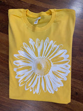 Load image into Gallery viewer, Daisy Tee